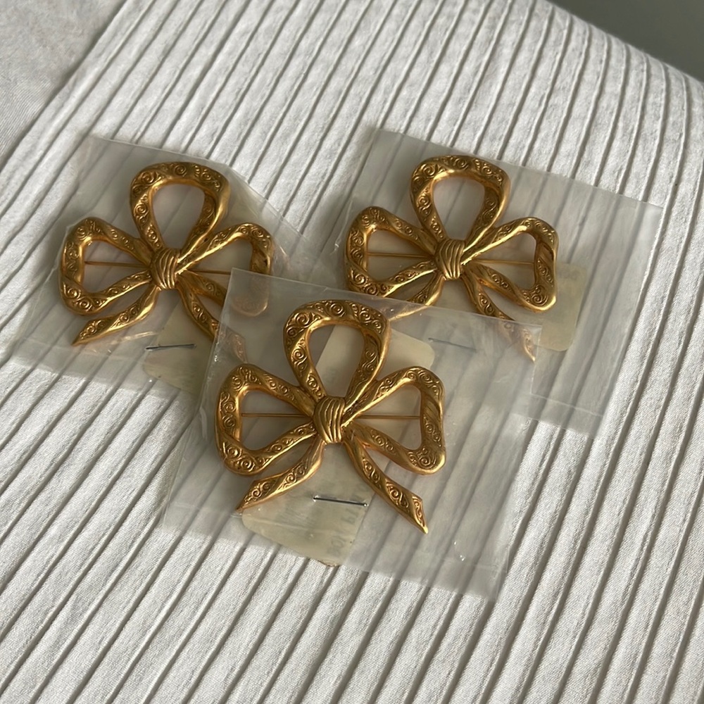 Gold bow pin (3 for 15!)🚩